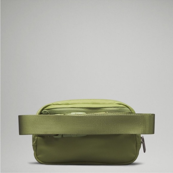 Lululemon Everywhere Belt Bag Edamame Green NWT - Picture 4 of 9
